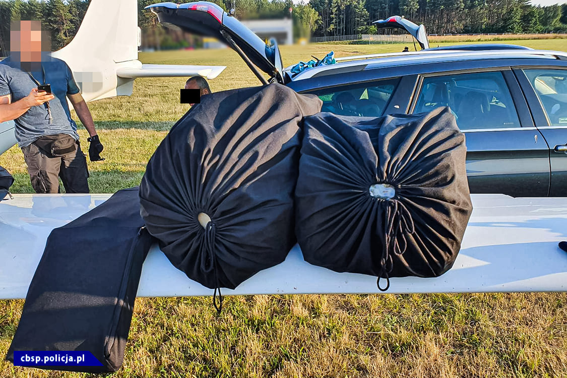 Mieli dużo polotu i kreatywności, bo marihuanę z Hiszpanii do Polski przewozili samodzielnie zmontowanym samolotem. Części do awionetki pozyskali z Ukrainy. Wysokie loty z Hiszpanii, przez Francję i Niemcy do Polski jednak się już dla nich skończyły. Zostali zatrzymani przez funkcjonariuszy CBŚP.