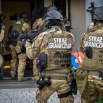 W ciągu kilku lat przemycili kilkanaście ton marihuany z Hiszpanii do Polski oraz Wielkiej Brytanii. Mowa o 13 osobowej grupie, której członkowie usłyszeli już zarzuty. Teraz grozi im nawet do 15 lat więzienia.