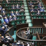 Posłowie zgodzili się na nowelizację ustawy o przeciwdziałaniu narkomanii. Oznacza to, że w Polsce będzie możliwa uprawa konopi innych niż włókniste. W efekcie krajowe uprawy i produkcja medycznej marihuany przyczynią się do tego, że lek w aptekach będzie kilkukrotnie tańszy.