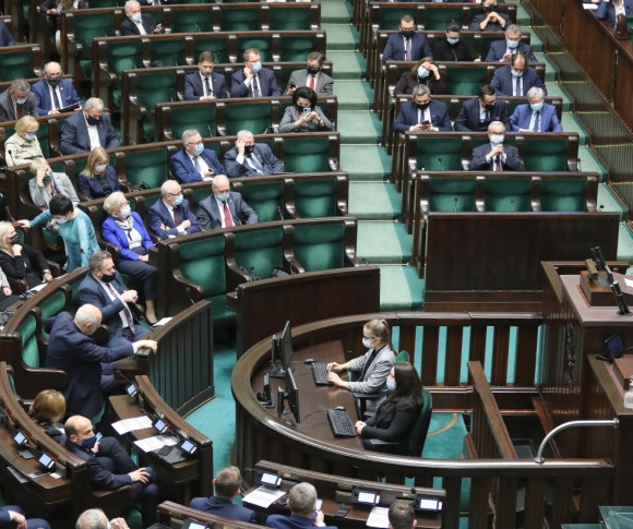 Posłowie zgodzili się na nowelizację ustawy o przeciwdziałaniu narkomanii. Oznacza to, że w Polsce będzie możliwa uprawa konopi innych niż włókniste. W efekcie krajowe uprawy i produkcja medycznej marihuany przyczynią się do tego, że lek w aptekach będzie kilkukrotnie tańszy.