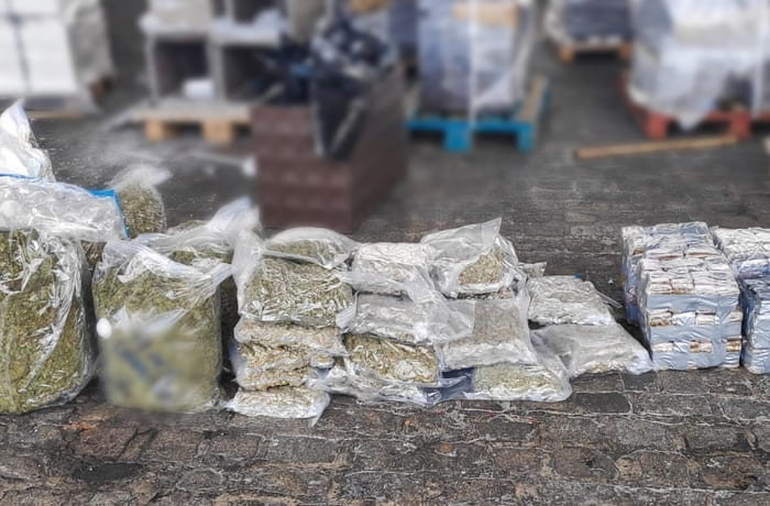 Przejęto 650 kilogramów haszyszu i zatrzymano 13 osób zamieszany w jego przemyt. To efekt wspólnej akcji CBŚP oraz hiszpańskiej Ocon Sur Guardia Civil oraz szwedzkich służb przy wsparciu Europolu.