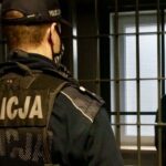 Jeśli myślicie, że za posiadanie nawet znikomych ilości zioła organy ścigania będą się z wami cackać to jesteś w błędzie. Potraktują was niczym groźnych przestępców na miarę bossów narkotykowych karteli. Rozbiorą również do naga, przetrzepią nie tylko wasze tyłki, ale także wasze miejsce zatrzymania.