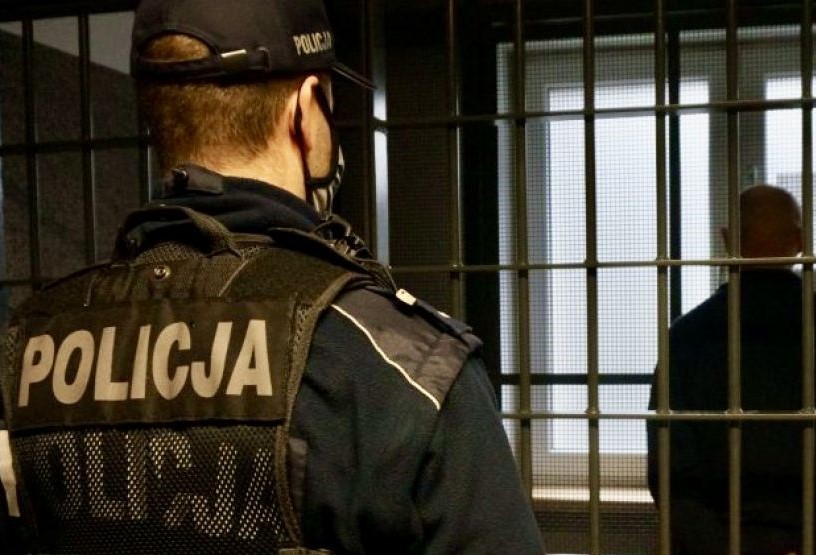 Jeśli myślicie, że za posiadanie nawet znikomych ilości zioła organy ścigania będą się z wami cackać to jesteś w błędzie. Potraktują was niczym groźnych przestępców na miarę bossów narkotykowych karteli. Rozbiorą również do naga, przetrzepią nie tylko wasze tyłki, ale także wasze miejsce zatrzymania.