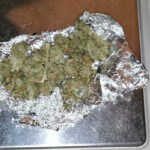 Nie jest to żadnym zaskoczeniem, że przez specyficzny zapach zioła w ręce policjantów wpadła już nie jedna osoba. Tym razem o pechu może mówić 34 letni mieszkaniec Ostrowca Świętokrzyskiego. Został wylegitymowany przez mundurowych, którzy wyczuli od niego zioło.