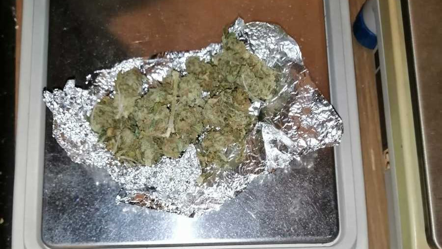 Nie jest to żadnym zaskoczeniem, że przez specyficzny zapach zioła w ręce policjantów wpadła już nie jedna osoba. Tym razem o pechu może mówić 34 letni mieszkaniec Ostrowca Świętokrzyskiego. Został wylegitymowany przez mundurowych, którzy wyczuli od niego zioło.