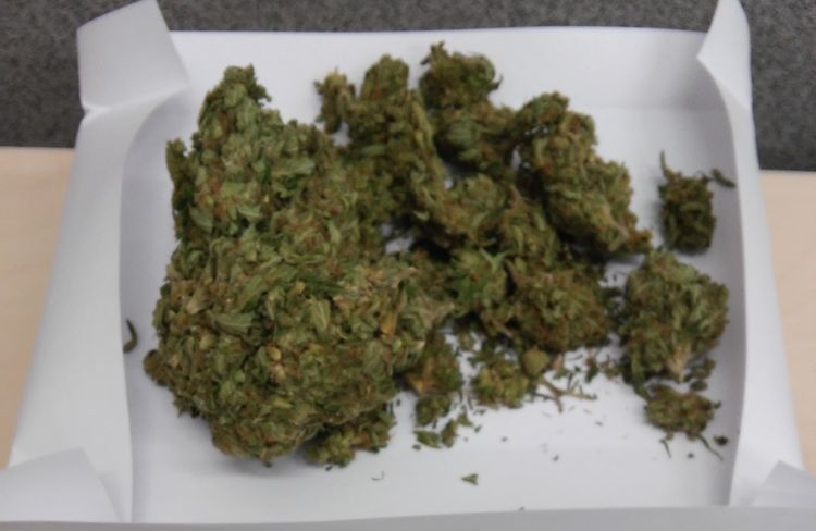 Dwaj 20 latkowie mieli przy sobie trochę zioła, a także mefedron. Zostali jednak zatrzymani przez dzielnicowego. I tu zaczęła się gruba jatka. Całe zajście miało miejsce w Tomaszowie Lubelskim.