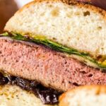 Wołowy burger, szarpana wieprzowina, kaczka, kiełbaski i wiele innych mięsnych smaków. Wszystko za sprawą stworzonego z konopi roślinnego zamiennika mięsa, który już jest serwowany w pierwszych polskich restauracjach. Mowa o Hempeat –alternatywie dla mięsa, która została stworzona w z szacunkiem dla zwierząt i przyrody.