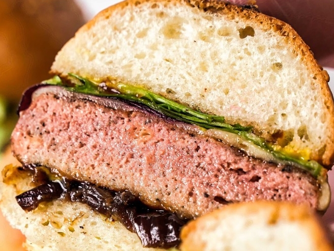 Wołowy burger, szarpana wieprzowina, kaczka, kiełbaski i wiele innych mięsnych smaków. Wszystko za sprawą stworzonego z konopi roślinnego zamiennika mięsa, który już jest serwowany w pierwszych polskich restauracjach. Mowa o Hempeat –alternatywie dla mięsa, która została stworzona w z szacunkiem dla zwierząt i przyrody.