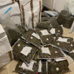 42 letni właściciel popularnego w Krakowie sklepu z suszem i olejkami CBD został zatrzymany przez policjantów. Powód? Oferowany przez niego susz CBD przekraczał dopuszczalną 0,2 % normę THC.