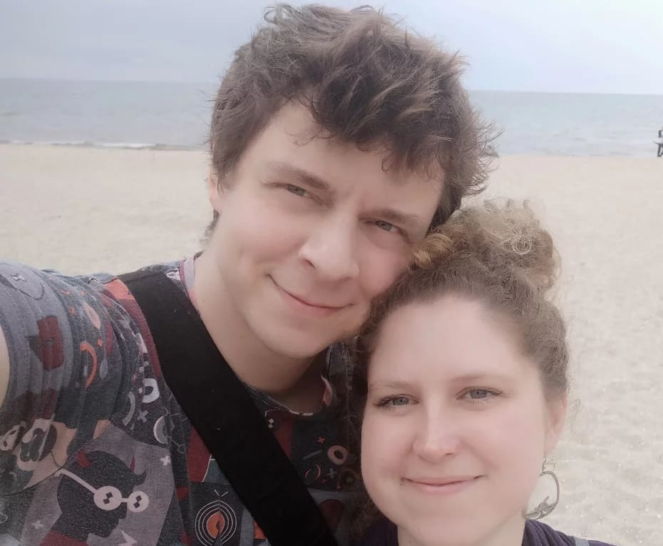 To historia nieprawdopodobna, a jednak prawdziwa. 2 lata w więzieniu spędzi 34 letni Jakub Radziszewski, który w liceum kupował marihuanę! Chociaż nie przyznaje się do winy i całą sprawą zatrzymania go był zaskoczony, to jednak wyrok już zapadł.