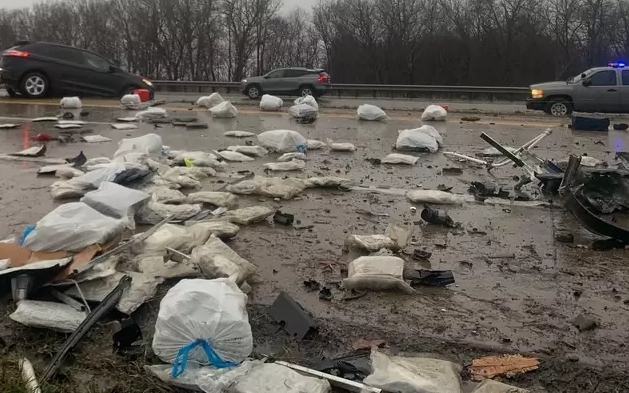 Był to tak nietypowy wypadek drogowy, że aż chce się powiedzieć OK USA! Doszło do niego na jednej z dróg w amerykańskim stanie Missouri. W efekcie 226 kilogramów zioła wysypało się z ciężarówki na autostradę stanową. Co ciekawe do wypadku doszło 20 kwietnia czyli tak, jakby ktoś chciał uczcić hucznie Światowy Dzień Marihuany.