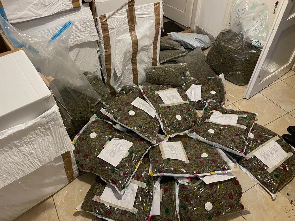 42 letni właściciel popularnego w Krakowie sklepu z suszem i olejkami CBD został zatrzymany przez policjantów. Powód? Oferowany przez niego susz CBD przekraczał dopuszczalną 0,2 % normę THC.