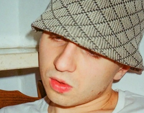 No i stało się. Prokuratura Rejonowa Warszawa-Mokotów skierowała do sądu akt oskarżenia przeciwko znanemu raperowi – Macie. Michał M. za posiadanie niedużych ilości zioła siądzie na ławie oskarżonych wraz ze swoim kolegom, który również miał przy sobie 0,39 grama marihuany.