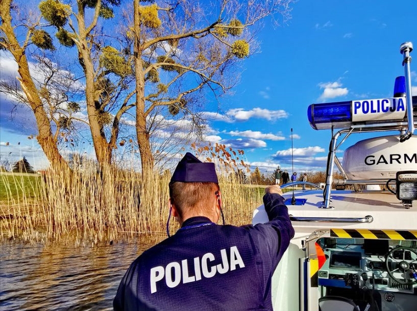 To miała być relaksująca zasiadka z wędkami nad wodą. Uprzyjemnić ją miało niewinne jaranie zioła. Niestety dla dwóch wędkarzy, którzy na relaks wybrali sobie rzekę Parnica