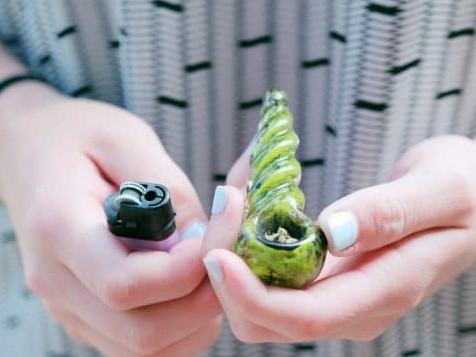 Co oni tam palą? Takie pytanie zadawali sobie strażnicy miejsce z Bielska Białej, którzy czuwali w nocy nad miejskim monitoringiem. Reakcja mundurowych była oczywiście błyskawiczna. Niezwłocznie podjechali na miejsce i zatrzymali dwóch mężczyzn.