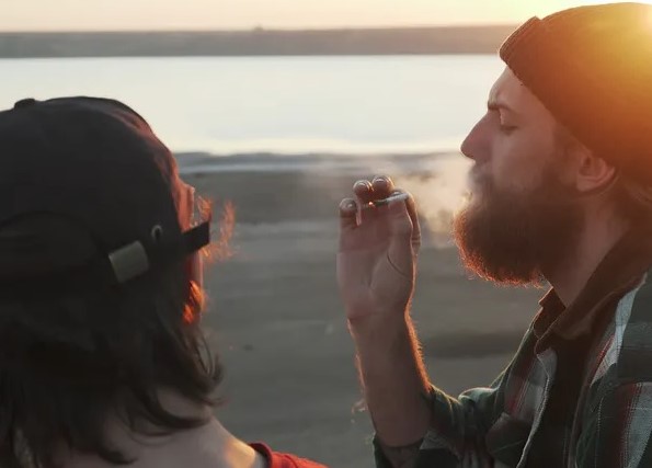 Według kanadyjskich naukowców osoby palące rekreacyjnie konopie indyjskie są bardziej narażone na to, że trafią do szpitala niż ci, którzy od zioła stronią. Badania na 15 tysiącach Kanadyjczyków przeprowadził BMJ Open Respiratory Research.