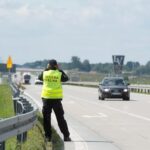 Pomysłów na to jak przewieźć z kraju tulipanów zioło jest naprawdę wiele. Tym razem konopie indyjskie i nie tylko jeden młody człowiek próbował przemycić w jogurcie.