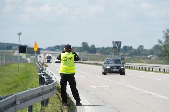 Pomysłów na to jak przewieźć z kraju tulipanów zioło jest naprawdę wiele. Tym razem konopie indyjskie i nie tylko jeden młody człowiek próbował przemycić w jogurcie.