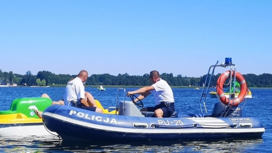 Pływali rowerem wodnym i palili zioło. Niestety tę wakacyjną przygodę i sielankę nad Jeziorem Dominickim w Boszkowie (woj. wielkopolskie) przerwał płynący obok patrol policji. Jeden z mundurowych po prostu wyczuł intensywną woń konopi indyjskich.