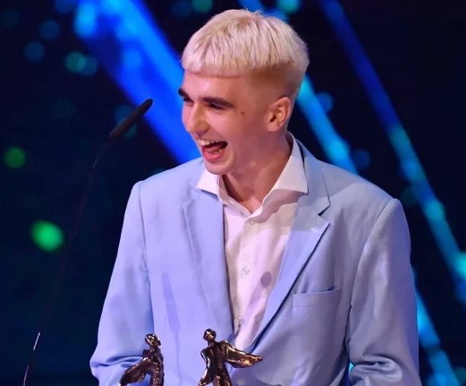 Raper Mata poinformował, że wystartuje w wyborach prezydenckich. Oczywiście na razie jest za młody na udział i grozi mu prawomocny wyrok za posiadanie konopi indyjskich, ale już w 2040 stanąć w wyścigu o fotel prezydenta RP będzie mógł. Jak wiadomo rok 2040 to symboliczne dla marihuany nawiązanie liczbowe. Przy okazji raper skrytykował ministra sprawiedliwości Zbigniewa Ziobrę oraz prezydenta RP Andrzeja Dudę.