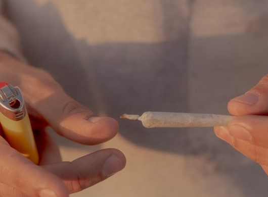 Wiele wskazuje na to, że bezdomny 28 latek, którego zatrzymali policjanci na jakiś czas bezdomnym nie będzie. Wszystko dlatego, że posiadał przy sobie marihuanę, za co grozi mu nawet do 3 lat za kratkami.