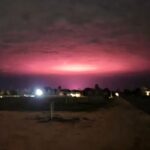 Takie niesamowite zjawisko na niebie mieli okazję oglądać mieszkańcy australijskiego stanu Wiktoria. Nie był to bynajmniej atak przybyszów z innej planety, tylko efekt świateł wykorzystywanych do położonej w pobliżu plantacji medycznej marihuany.