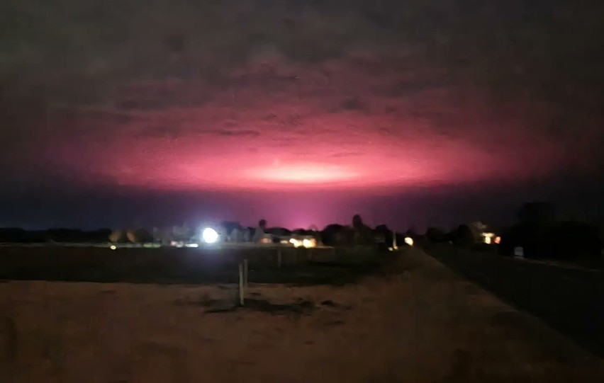 Takie niesamowite zjawisko na niebie mieli okazję oglądać mieszkańcy australijskiego stanu Wiktoria. Nie był to bynajmniej atak przybyszów z innej planety, tylko efekt świateł wykorzystywanych do położonej w pobliżu plantacji medycznej marihuany.