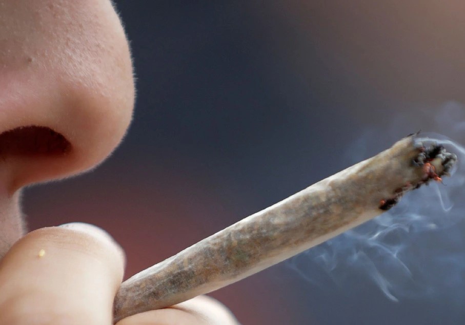 Jak wiadomo z paleniem i posiadaniem zioła w Polsce trzeba uważać, zatem zachowanie 32 latka nie powinno nikogo dziwić. Mężczyzna palił jointa w towarzystwie dwóch kolegów. Szybko go jednak zgasił i połknął, gdy zobaczył nadchodzący patrol straży miejskiej.