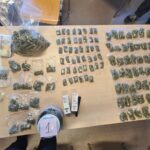 W momencie, gdy policjanci zapukali do drzwi jego mieszkania zaczął wyrzucać przez okno marihuanę, amfetaminę i metafmetaminę. Pozbywanie się towaru w ten sposób jednak nie uratowało 24 letniego mieszkańca Częstochowy.