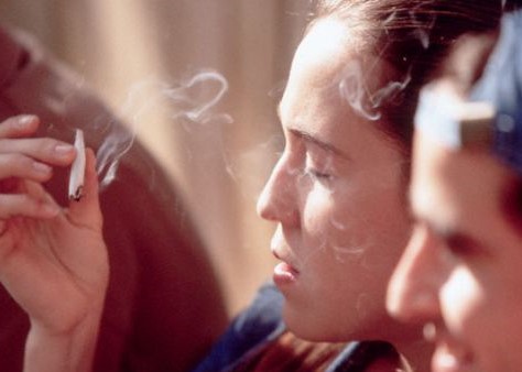 Konopie indyjskie to trzecia po alkoholu i nikotynie używka pod względem popularności na świecie. Wokół zioła przez lata narosło wiele mitów. Część z nich przełamali naukowcy z Uniwersytetu Cambridge, którzy postawili sobie pytanie czy palenie marihuany jest przyczyną lenistwa oraz braku motywacji?