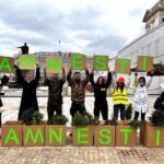 W minioną niedzielę przedstawiciele stowarzyszenia Wolne Konopie zorganizowali happening pod Pałacem Prezydenckim. W nawiązaniu do decyzji prezydenta USA – Joe Bidena chcą, aby również w Polsce została wprowadzona amnestia dla skazanych i osadzonych za posiadanie konopi indyjskich. Po akcji pod pałacem został zatrzymany szef Wolnych Konopi – Andrzej Dołecki.