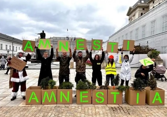 W minioną niedzielę przedstawiciele stowarzyszenia Wolne Konopie zorganizowali happening pod Pałacem Prezydenckim. W nawiązaniu do decyzji prezydenta USA – Joe Bidena chcą, aby również w Polsce została wprowadzona amnestia dla skazanych i osadzonych za posiadanie konopi indyjskich. Po akcji pod pałacem został zatrzymany szef Wolnych Konopi – Andrzej Dołecki.