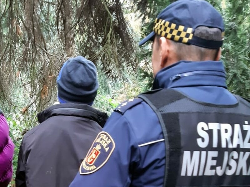 To był spokojne popołudnie dla trzech mężczyzn, którzy w Parku Skaryszewskim na warszawskie Pradze palili sobie zioło. Groźnie zrobiło się wówczas, gdy w parku pojawił się patrol straży miejskiej wezwany do bezpańskiego psa.