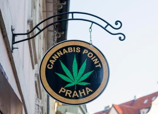 W Republice Czeskiej dążą do pełnej legalizacji produktów konopnych do 2023 roku. Chcą to zrobić w podobny sposób jak w Niemczech, gdzie dopracowywana jest ustawa o legalizacji marihuany dla celów rekreacyjnych. W tej chwili Czesi mają legalną marihuanę medyczną. Dużą popularnością cieszą się u nich także produkty konopne z większą zawartością THC niż w Polsce. W sklepach konopnych są dostępne nie tylko olejki CBD oraz susz konopny, ale także konopna czekolada i napoje.