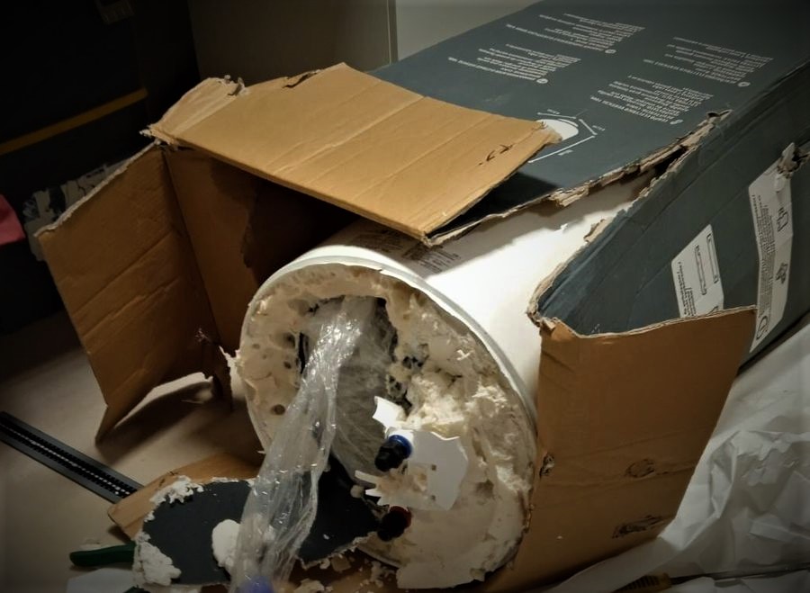 Prawie 8 kg zioła ujawnili gdańscy policjanci. Konopie indyjskie były ukryte w 100 litrowym bojlerze, w pobliżu garażu należącego do jednego z dwóch zatrzymanych w sprawie mężczyzn. Oprócz konopi w puszce po odżywkach mundurowi znaleźli duże kwoty pieniędzy.