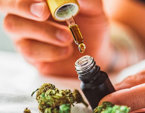 Około 20 proc. Polaków przynajmniej raz korzystało z produktów CBD, a ponad półtora miliona rodaków używa ich regularnie. Najczęstsze przyczyny sięgania po suplementy i inne produkty z konopi włóknistych są dolegliwości takie jak stres i problemy z zasypianiem – wynika z badań przeprowadzonych przez Kombinat Konopny.