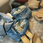 Wszystko zaczęło się od zgłoszenia kradzieży złota na warszawskiej Woli… Jednak zamiast złota w skradzionej torbie była… marihuana. W całej sprawie zatrzymano trzech mężczyzn, pomiędzy którymi doszło do szamotaniny. W ruch poszedł nóż oraz taser.