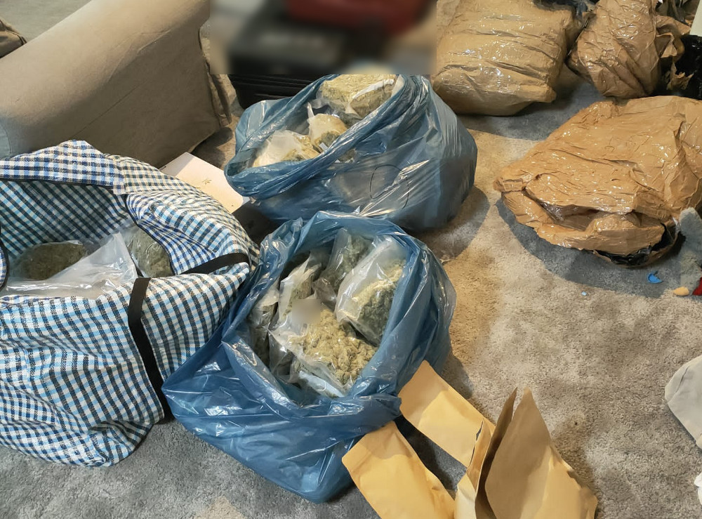 Wszystko zaczęło się od zgłoszenia kradzieży złota na warszawskiej Woli… Jednak zamiast złota w skradzionej torbie była… marihuana. W całej sprawie zatrzymano trzech mężczyzn, pomiędzy którymi doszło do szamotaniny. W ruch poszedł nóż oraz taser.