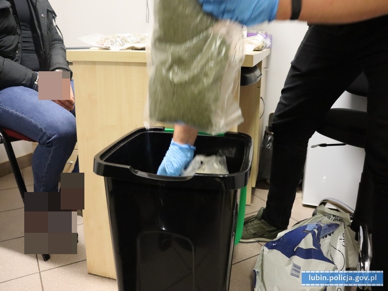 Z ponad kilogramem konopi indyjskich schowanych w koszu na śmieci 30 letni mieszkaniec Lubina uciekał przed policjantami. Cała akcja rozegrała się na ulicach Lubina.