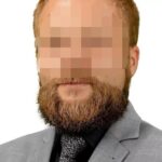 To miały być dzień jak co dzień w Starostwie Powiatowym w Lubartowie (woj. lubelskie). Niestety sielskie życie w urzędzie zakłócili policjanci, których jeden z petentów wezwał bo poczuł zapach zioła w toalecie i zauważył kłębiący się dym. Jak się okazało konopie indyjskie palił w pracy jeden z pracowników starostwa a równocześnie miejski radny PiS – Krzysztof Ż.