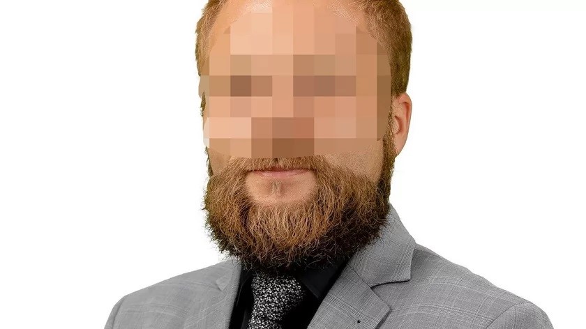 To miały być dzień jak co dzień w Starostwie Powiatowym w Lubartowie (woj. lubelskie). Niestety sielskie życie w urzędzie zakłócili policjanci, których jeden z petentów wezwał bo poczuł zapach zioła w toalecie i zauważył kłębiący się dym. Jak się okazało konopie indyjskie palił w pracy jeden z pracowników starostwa a równocześnie miejski radny PiS – Krzysztof Ż.