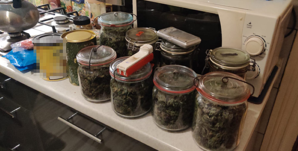 Ponad 2,6 kilograma marihuany przechowywał diler z Michałowic (woj. mazowieckie). Komuś „życzliwemu” to jednak przeszkadzało i dał cynk policjantom. Mundurowi oczywiście niezwłocznie pojawili się na miejscu. Gdy weszli do mieszkania 48 latka, ten nie stawiał oporu – zaprosił ich do środka i wydał im całe zioło, które przechowywał w słoikach.
