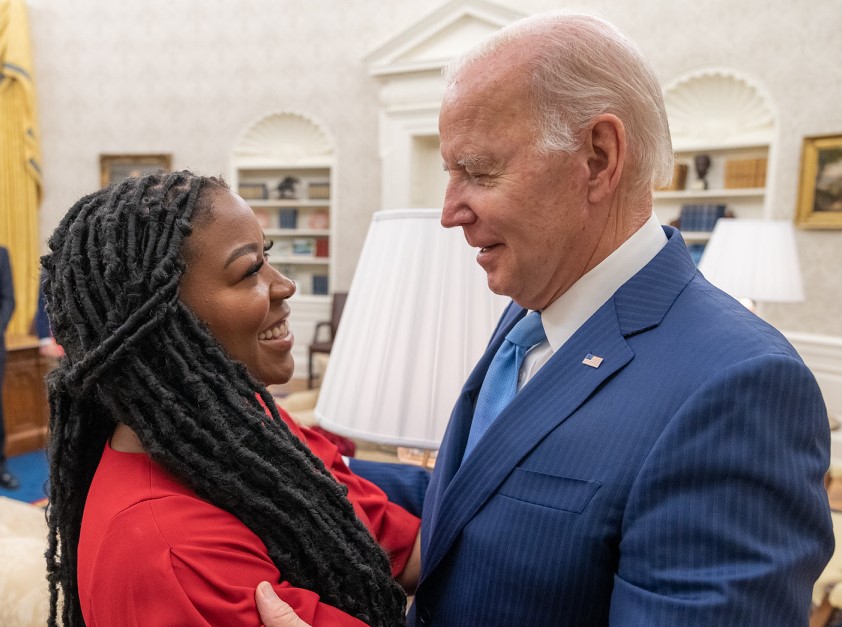 Przez ostatnie 9 miesięcy była więziona przez rosyjskie władze. Wszystko, że przez to, że znaleziono przy niej wkład z olejkiem haszyszowym. Została skazana na 9 lat więzienia. Jednak równolegle prowadzone były rosyjsko-amerykańskie rozmowy dyplomatyczne. Koszykarkę Brittney Griner wymieniono, za osadzonego w więzieniu handlarza bronią i syna funkcjonariusza KGB.