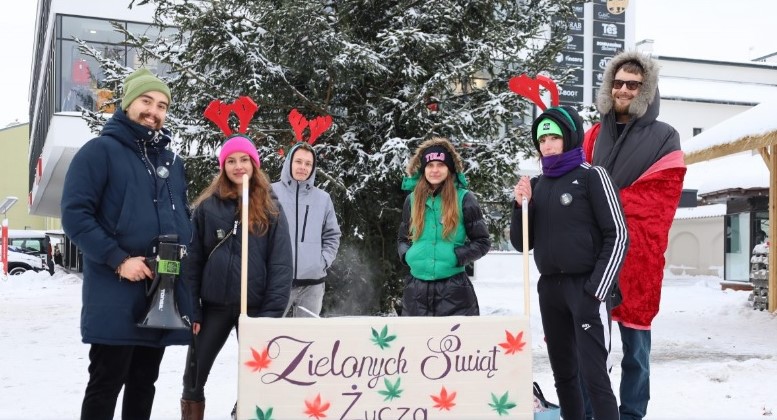 Lubelski oddział aktywistów Wolnych Konopi rozdawał w minioną niedzielę na ulicach Lublina konopne sianko. Cel? Poza tym, że sianko miało się znaleźć pod obrusem wigilijnego stołu, to aktywiści chcą odczarować tę roślinę. Zaangażowani w akcję odpowiadali także chętnie na pytania dotyczące medycznej marihuany, a także informowali o użyciu konopi przemysłowych.