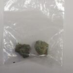 26 latek z Łomży, który miał ponad 2 promile alkoholu w wydychanym powietrzu próbował zgłosić kradzież samochodu. Kiedy policjanci próbowali przebadać go alkomatem, mężczyzna usiłował połknąć woreczek z ziołem.