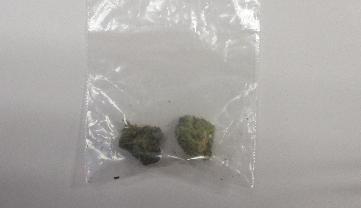 26 latek z Łomży, który miał ponad 2 promile alkoholu w wydychanym powietrzu próbował zgłosić kradzież samochodu. Kiedy policjanci próbowali przebadać go alkomatem, mężczyzna usiłował połknąć woreczek z ziołem.