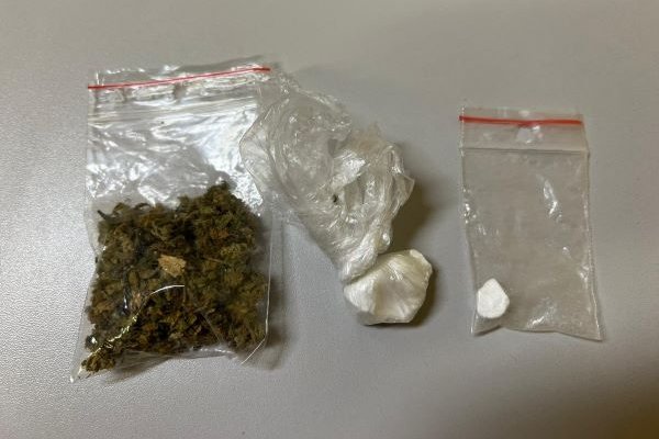 Podczas policyjnej kontroli był nerwowy. Przesuwał dźwignię hamulca ręcznego. Wzbudziło to podejrzenia funkcjonariuszy, którzy zdecydowali się przeszukać 38 latka, który siedział w samochodzie zaparkowanym na osiedlowym parkingu. Zatrzymanie miało miejsce w Skierniewicach.