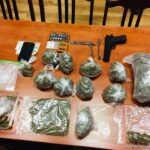 100 porcji marihuany miał 20 letni pseudokibic z Wrocławia. Fan futbolu został ujęty przez funkcjonariuszy Wydziału ds. Zwalczania Przestępczości Pseudokibiców Komendy Wojewódzkiej Policji we Wrocławiu. Zioło mundurowi znaleźli w mieszkaniu 20 latka oraz użytkowanym przez niego pomieszczeniu gospodarczym.