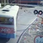 Spore kłopoty będzie miał 59-letni kierowca autobusu z Zabrza (woj. śląskie), który wjechał na przejazd kolejowy pomimo zamykających się szlabanów. Policjanci podejrzewają, że mógł być pod wpływem konopi indyjskich.