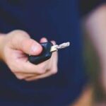 Wyłącznie na receptę i pod konkretnym wskazaniem. Chociaż spektrum schorzeń, które leczy się medyczną marihuaną jest bardzo szerokie. I tu pojawia się często problem, bo lek trafia niekoniecznie do osób, które faktycznie go potrzebują. Często nie mają tez pojęcia jaki wpływ medyczne konopie mogą mieć na zdolność prowadzenia pojazdów.